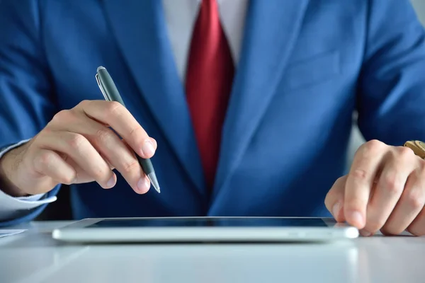 Businessman Χέρι Στυλό Χρησιμοποιώντας Ψηφιακό Υπολογιστή Tablet Διαγράμματα Μετοχών Επιχειρηματική — Φωτογραφία Αρχείου