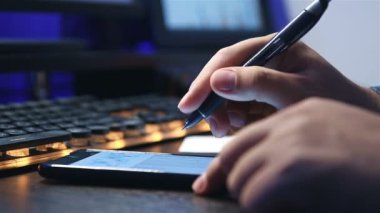 Akıllı Telefon ve Başlangıç Proje İstatistiklerini Analiz Eden İşadamı. İş ve Mali Başarı Konsepti.