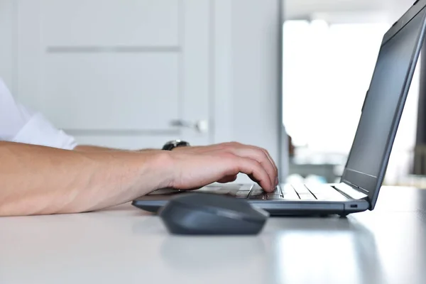 Διαχειριστής Χεριών Πληκτρολογώντας Στο Πληκτρολόγιο Laptop Επάγγελμα Και Εργαζόμενος Κλείσε — Φωτογραφία Αρχείου