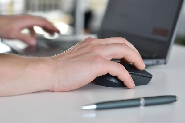 Zakenman Handen Werken Het Kantoor Met Laptop Beroeps Werknemersconcept Sluiten — Stockfoto