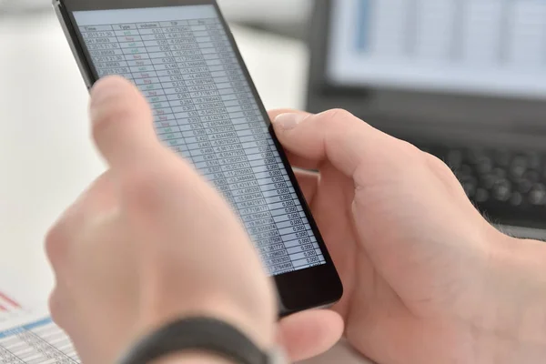 Zakenman Controleert Zakelijke Gegevens Mobiele Telefoon Bedrijfs Financieel Succesconcept Sluiten — Stockfoto