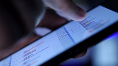 Finansal belgeleri olan akıllı telefon kullanan bir tüccar. İş ve Yatırım Konsepti. Kapat..