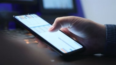 İş adamı Başlangıç İstatistikleri ile cep telefonu kullanıyor. İş ve Mali Başarı Konsepti. Kapat.