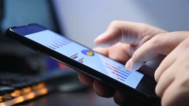 İş Adamı Cep Telefonu Kullanıyor ve Başlangıç Projesini Analiz Ediyor. İş ve Mali Başarı Konsepti. Yavaş Hareket Efekti.