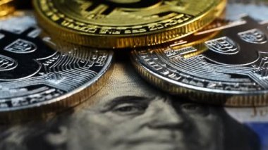 Bitcoin Para ve Dolar Banknote. Sanal Para ve Ödeme Kavramı. Kapat.