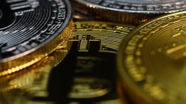 Bitcoin sembollü altın ve gümüş paralar. Kripto para ve ödeme konsepti. Kapat.