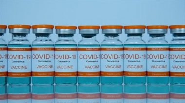 Laboratuvar masasında Ampuller ve Covid-19 aşısı. İlaç ve Corona Virüsü Enfeksiyonu.