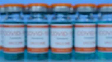 Aşı COVID-19 Cam Şişede. Sağlık ve Corona Virüs Aşılama Konsepti. Yavaş Hareket Efekti.