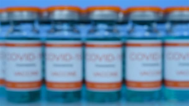 ワクチンCovid 19グラスボトル入り ヘルスケアとコロナウイルスワクチンの概念 スローモーション効果 — ストック動画
