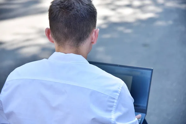 Arrière Vue Homme Affaires Travaillant Plein Air Sur Ordinateur Portable — Photo