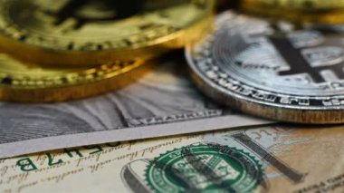 Altın ve gümüşe yakın Bitcoin Para ve Dolar Faturaları. Sanal Para ve Kripto Para Kavramı.