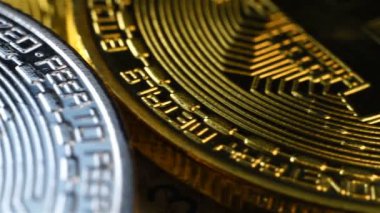 Sanal Para, Gümüş ve Altın Bitcoin Paralar. Kripto Para ve Ödeme Konsepti. Kapat.