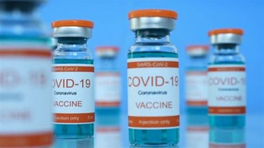 Laboratuvarda etiketli Coronavirus Aşı Şişeleri. Sağlık ve Corona Virüs Aşılama Konsepti. Kapat.