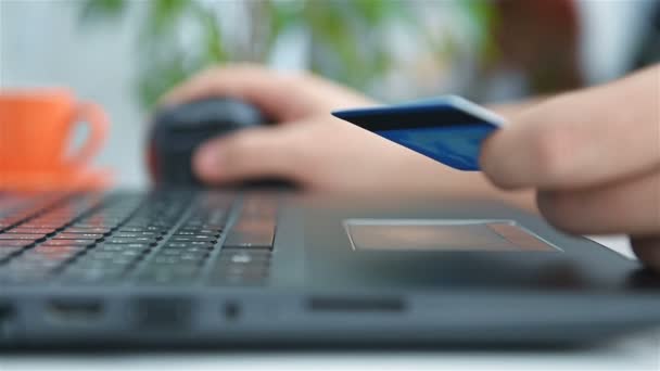 Ręce Trzymając Kartę Kredytową Korzystania Laptopa Zakupów Online Zakupy Online — Wideo stockowe