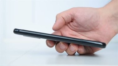 Beyaz arka planda cep telefonu kullanılıyor. İletişim ve Teknoloji Konsepti.