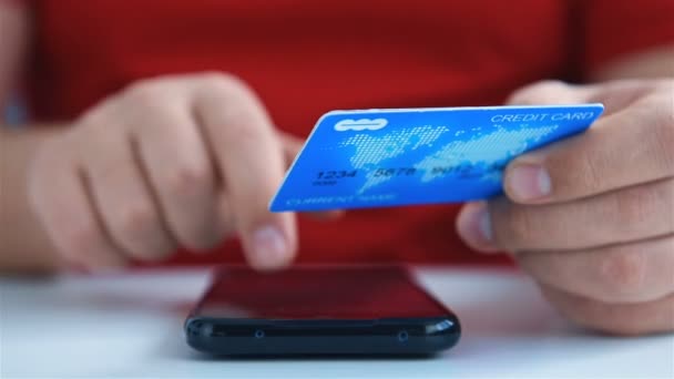 Mãos Entra Cartão Crédito Detalhes Intosmartphone Para Comprar Conceito Compras — Vídeo de Stock