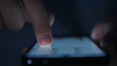 Finans belgesiyle birlikte cep telefonu kullanan İşadamı Elleri Kapatın. İş ve Yönetim Konsepti. Yavaş Hareket Etkisi. Kapat.