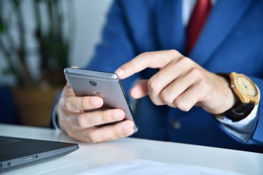 İş adamı akıllı telefondan mesaj yazar. İş ve iş kavramı. Kapat.