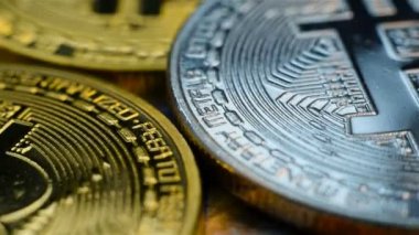 Bitcoin sembollü bir sürü altın ve gümüş Bitcoin. Finans ve E-ticaret kavramı. Kapat.