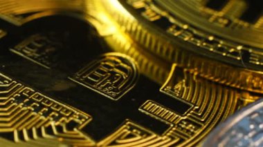 Bitcoin Sembollü Kripto Para Birimi. İş ve Finans Konsepti. Yavaş Hareket Etkisi. Kapat.