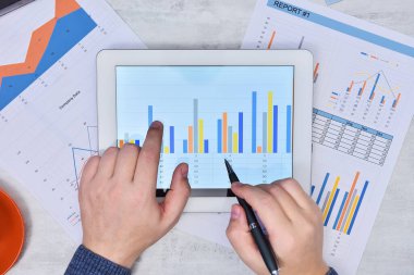 Belgeler dijital tablet ekranla çalışan işadamlarının üst görünümü. Finans ve ticaret konsepti. Kapat.