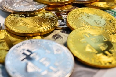 Bitcoin parasının ve dolar banknotlarının en üst görüntüsü. Sanal para ve ödeme konsepti. Kapat.