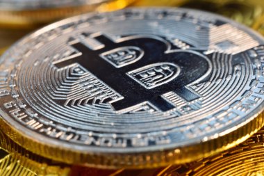 Bitcoin sembollü gümüş paraların üst görüntüsü. Kripto para ve ödeme konsepti. Kapat.