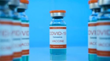 Corona Virüsü Covid 19 Aşı Şişesi kas içi enjeksiyonlar için. Salgın ve Eczane Üretimi Konsepti.