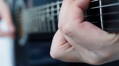 Gitar İplerinin Üzerinde Gitarist Parmakları. Sanat ve Müzik Konsepti. Kapat.