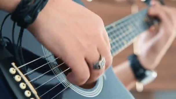 Artista Homem Tocando Guitarra Acústica Conceito Arte Música Fechar — Vídeo de Stock