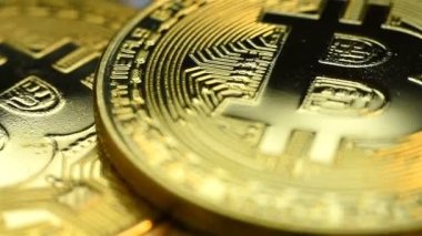 Bitcoin Sembollü Kripto Para Birimi Altın Paralar. İş ve Finans Konsepti. Yavaş Hareket Etkisi. Kapat.