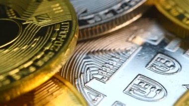 Bitcoin sembollü bir sürü altın ve gümüş Bitcoin. Finans ve E-ticaret kavramı. Kapat.