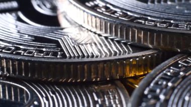 Altın ve Gümüş Bitcoin Bozuklukları. Sanal Para, Kripto Para ve E-İş Konsepti. Kapat.