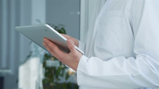 Muž Doktor Drží Digitální Tablet Rukou Surfování Lékařské Informace Zdravotní — Stock video