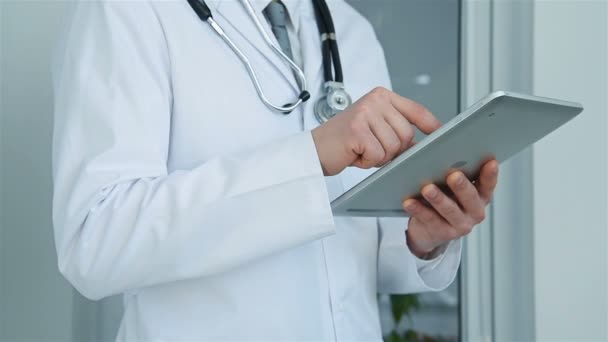 Médico Hospital Usando Tableta Digital Información Médica Navegación Concepto Salud — Vídeos de Stock