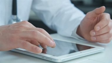 Doktor Dijital Tablet Kullanıyor ve Dokunmatik Ekranı Gösteriyor. Tıp ve Sağlık Hizmetleri Konsepti. Kapat.