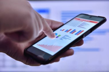 Akıllı telefondaki işlemci çeklerini kapatın. İş ve finansal başarı kavramı. Kapat.