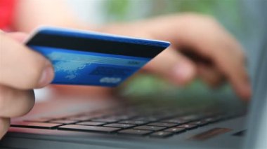 Adam Tutma Kredi kartı ve almak için dizüstü bilgisayar kullanmak. Çevrimiçi Ödeme ve E-Ticaret Konsepti.
