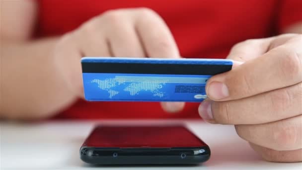 Руки Вводит Данные Кредитной Карты Мобильный Телефон Купить Онлайн Шопинг — стоковое видео