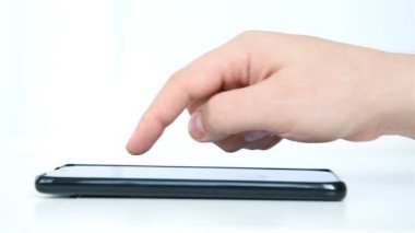 Beyaz arka planda akıllı telefon kullanmak. İletişim ve Teknoloji Konsepti. Kapat.