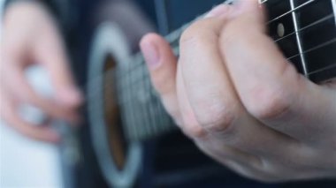 Gitarist akustik gitar çalıyor. Sanat ve Rock Müzik Konsepti. Yavaş Hareket Etkisi. Kapat.