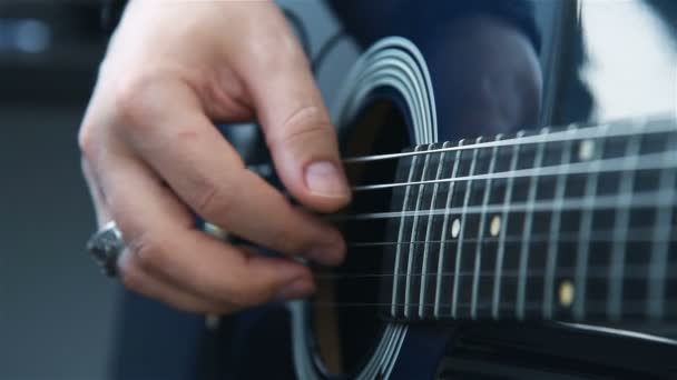 吉他手戴在吉他手上 艺术与摇滚音乐概念 慢动作效果 特写镜头 — 图库视频影像
