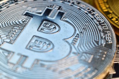 Gümüş kripto para birimi bitcoin paraları. Sanal para, e-ticaret ve kripto para birimi kavramı. Kapat.