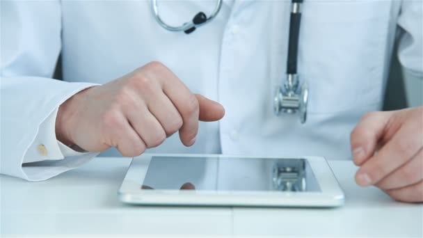 Doctor Sentado Oficina Del Hospital Usando Tableta Digital Salud Tecnología — Vídeo de stock