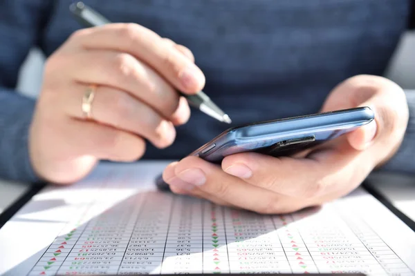 Trader Man Pen Hand Using Smart Phone Stock Statistic Screen — Stockfoto