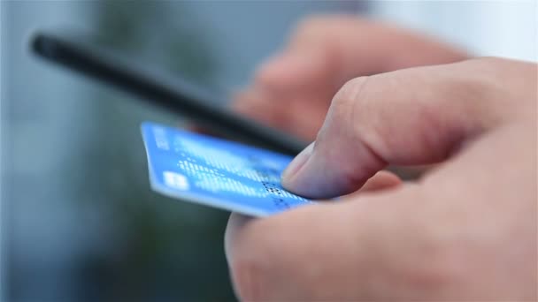 Mão Segurando Smartphone Cartão Crédito Fazendo Compras Line Conceito Compras — Vídeo de Stock