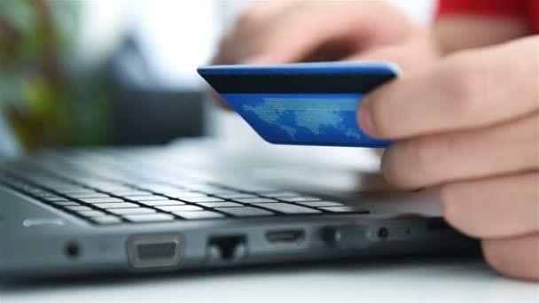 Geschäftsmann Gibt Kreditkartendaten Für Online Einkäufe Ein Kommunikations Und Online — Stockvideo