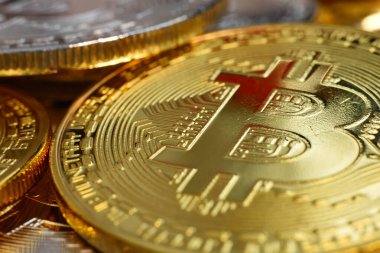 Bitcoin sembollü altın sikkeleri kapatın. Sanal para, e-ticaret ve kripto para birimi kavramı.
