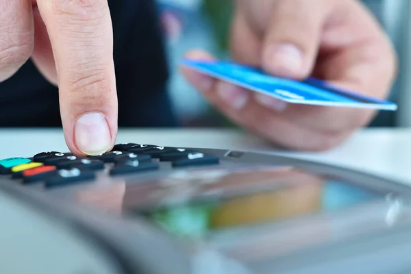 Vinger Wijzerplaten Pin Code Terminal Elektronisch Geld Winkelconcept Sluiten — Stockfoto