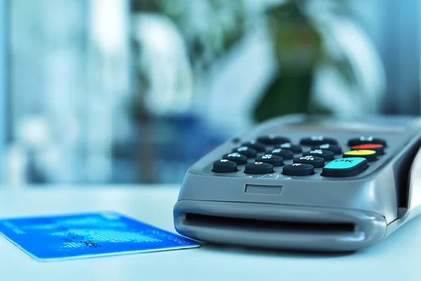 Masasında Mavi Kredi Kartı Olan Pos Terminali Terminalinde Kredi Kartıyla — Stok fotoğraf